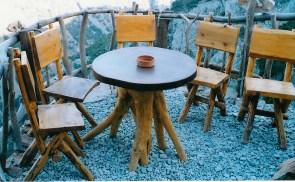 Καρέκλα από ξυλεία κυπαρισσιού στις επιφάνειες και στρογγυλά πόδια πεύκου